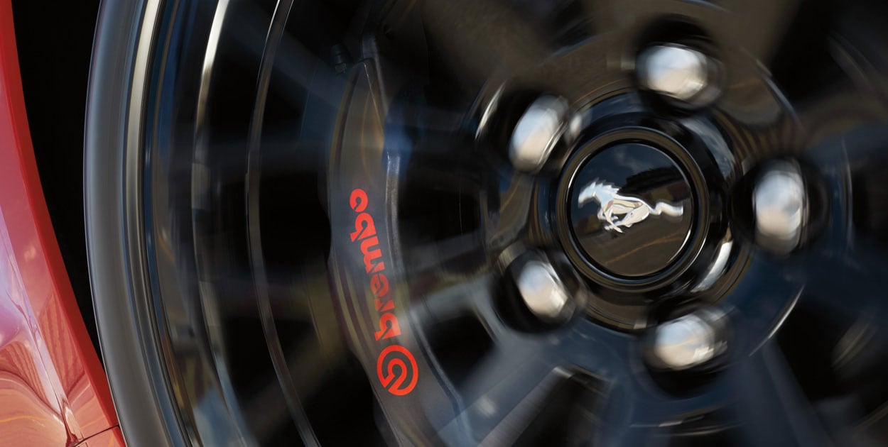 Calipers Delanteros Brembo Rojos equipados en sistema de Frenos de Ford Mustang Shelby GT500 2022