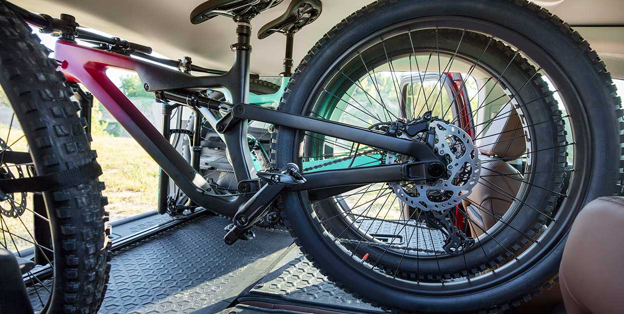 Transporta tu equipo deportivo en Ford Bronco Sport, el Vehículo para Todos los Terrenos