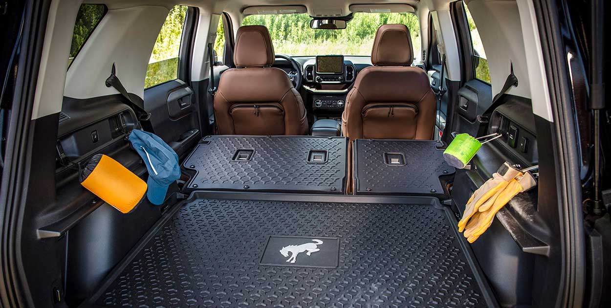 Versátil interior de Ford Bronco Sport permite llevar carga por sus mosquetones y anillos