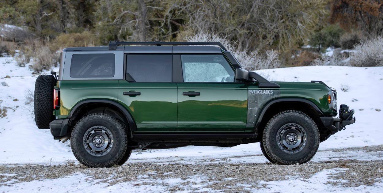 Tracción 4x4 y Amortiguadores Bilstein en Ford Bronco 2022 Everglades Camioneta SUV Todoterreno