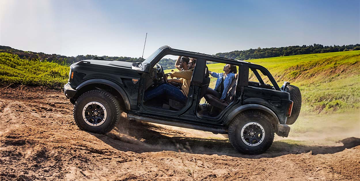 Desmonta puertas y techo de Ford Bronco de manera sencilla y almacénalas en las bolsas incluidas