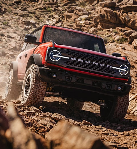 Sorprendente Diseño Exterior de Ford Bronco 2026 de parrilla con logo y Faros LED