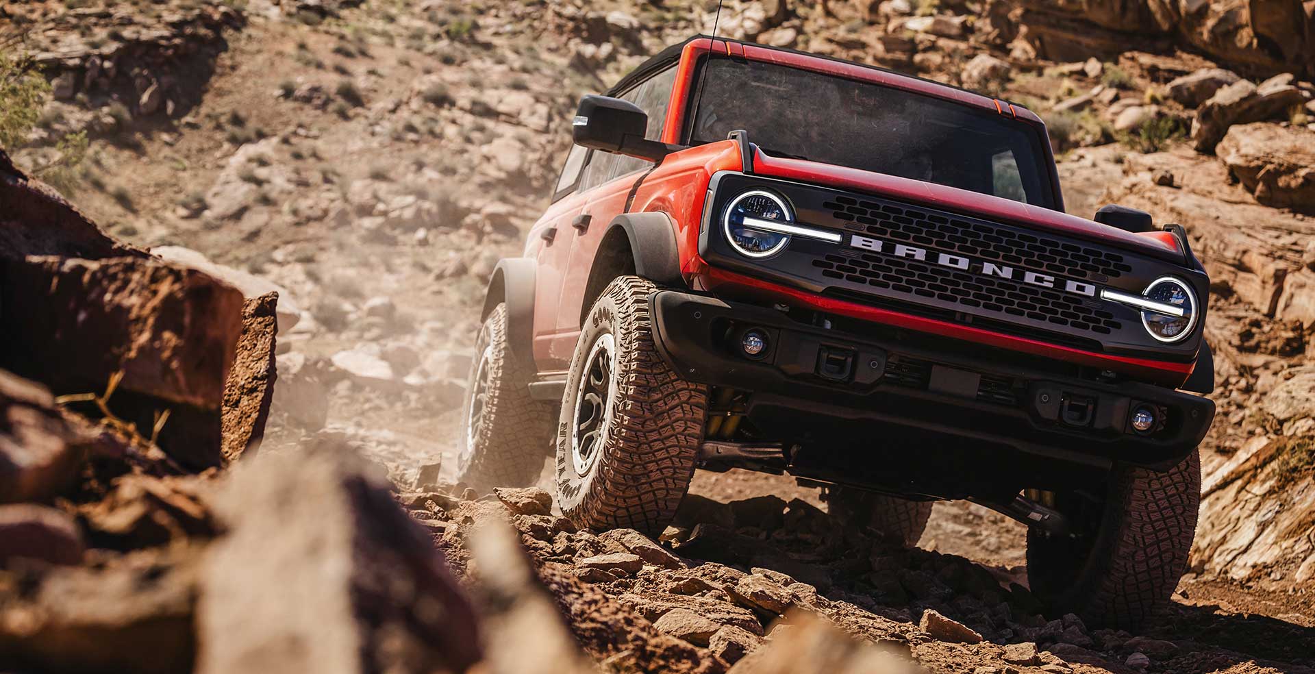 Sorprendente Diseño Exterior de Ford Bronco 2026 de parrilla con logo y Faros LED