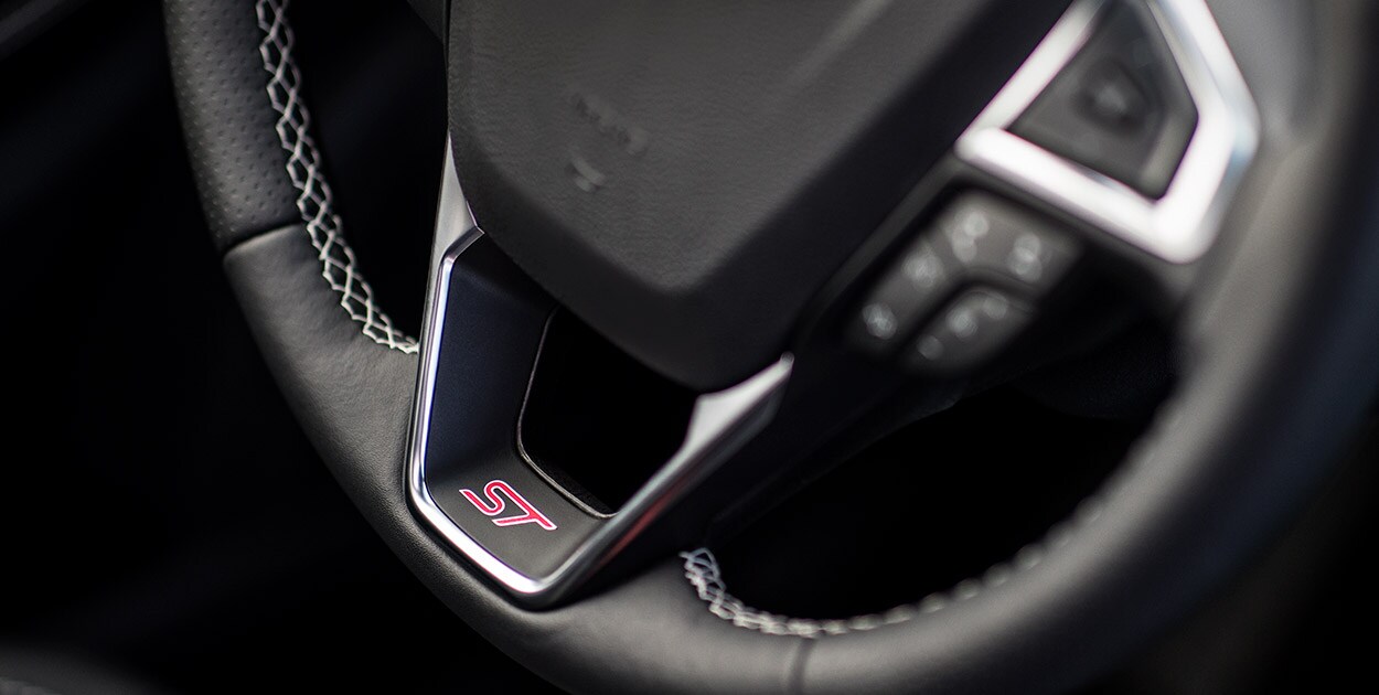 Volante Forrado en Piel con costuras de la Camioneta SUV Deportiva Ford Edge ST 2021