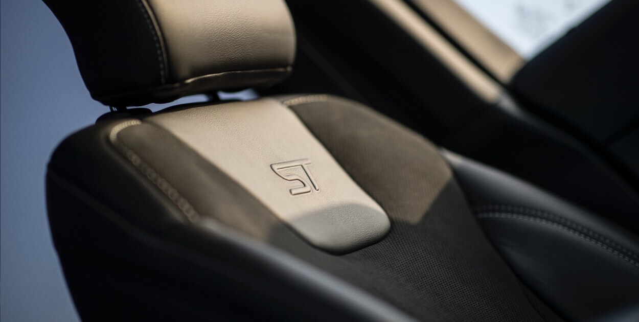 Emblemas en el diseño interior y exterior de la Camioneta Deportiva Ford Edge ST 2022