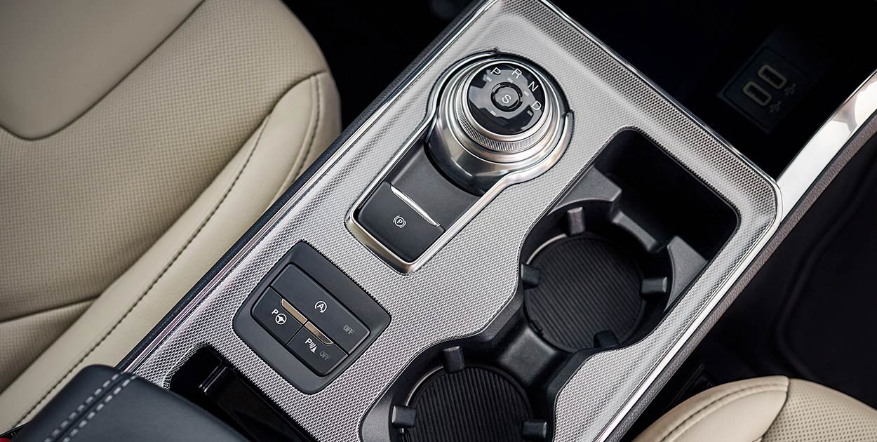 Experiencia de Manejo cómoda y Elegante con la Perilla Rotativa de la SUV Ford Edge 2021