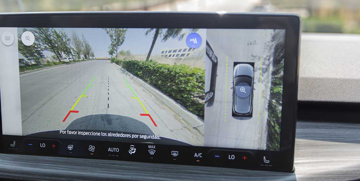 Gracias a Asistencias como cámara de Reversa, es fácil estacionar tu Ford Escape HEV 2025