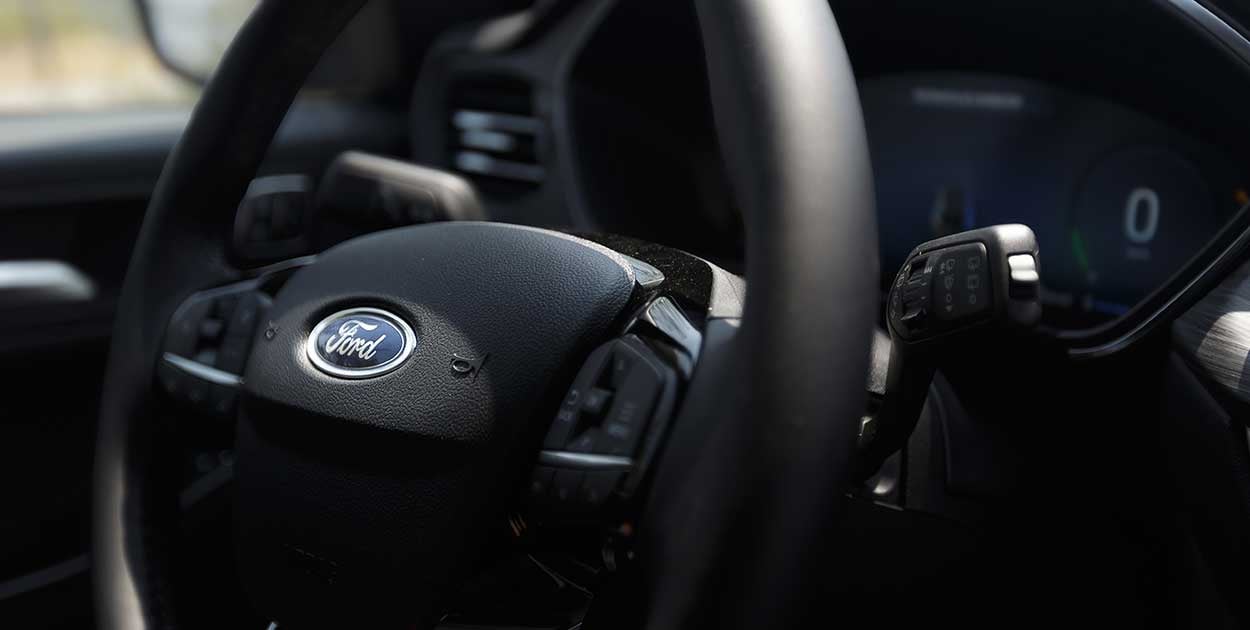 Controla la Velocidad Crucero desde el Volante de Ford Escape HEV 2025, SUV de Gran Seguridad