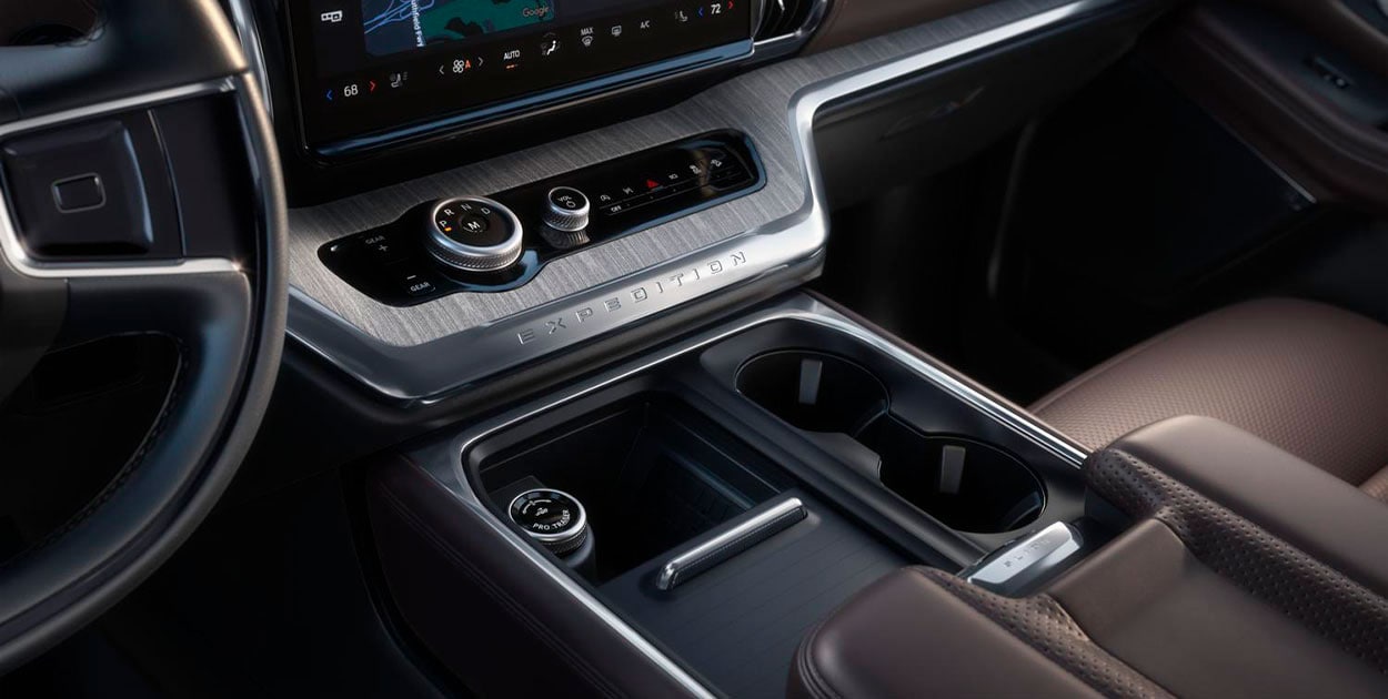 Ford Expedition 2025, equipada con consola eléctrica deslizable que brinda comodidad y lujo