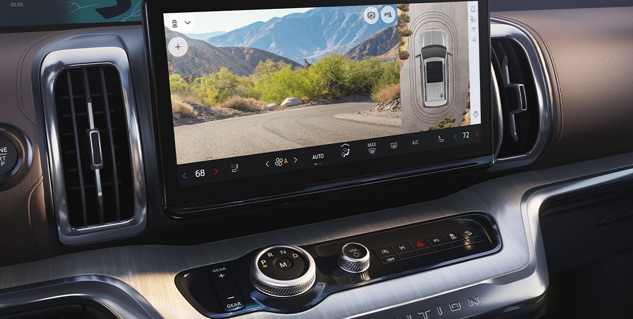 La cámara 360 equipada en Ford Expedition 2025, brinda apoyo al maniobrar un remolque