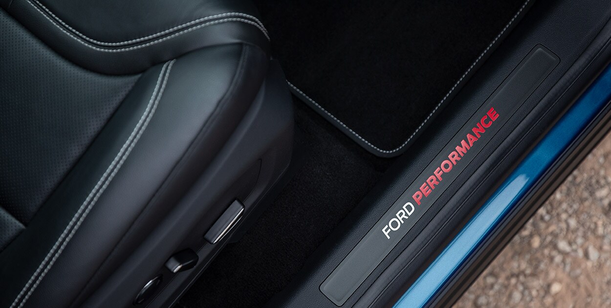 Estribos laterales con insignia de Ford Performance equipados en Explorer ST 2021