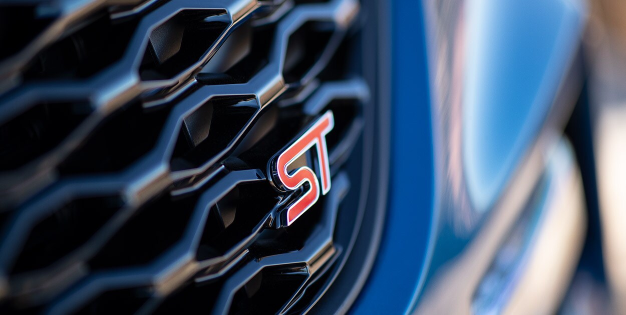 Descubre Emblema ST en parrilla negra de SUV Ford Eplorer ST 2021