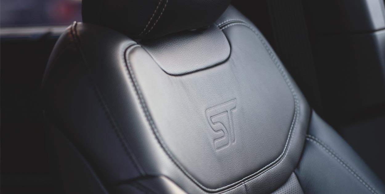Interiores en Piel y Bordados de la Camioneta Deportiva SUV Ford Explorer ST 2022