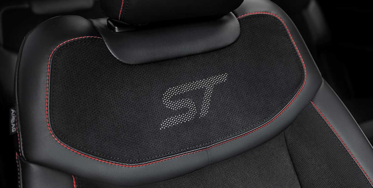 Asientos con Vestiduras en Piel bordados con Logo Performance de Ford Explorer ST 2025