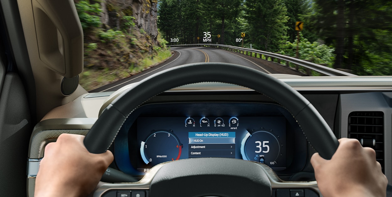 Tecnología Head Up Display de Ford F-250 2025, pantalla que brinda información sobre vehículo