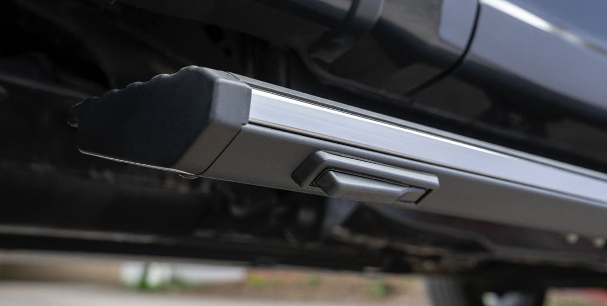 Estribos Abatibles Eléctricamente en Cabina de la Camioneta Pickup Ford Lobo Híbrida 2022