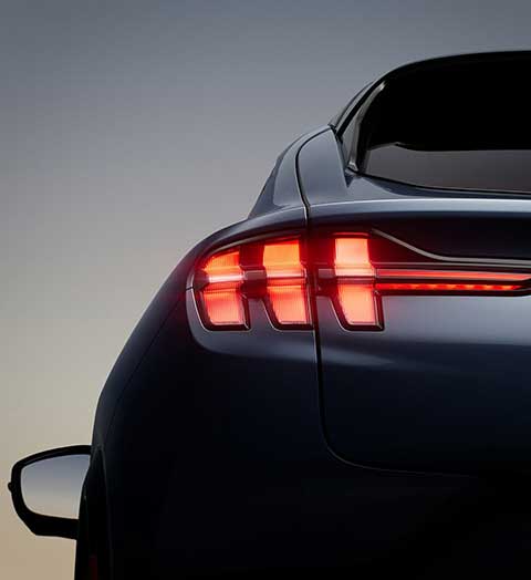 Ford Mustang Mach-E 2026, SUV eléctrica equipada con TriFaros Secuenciales al activar direccionales