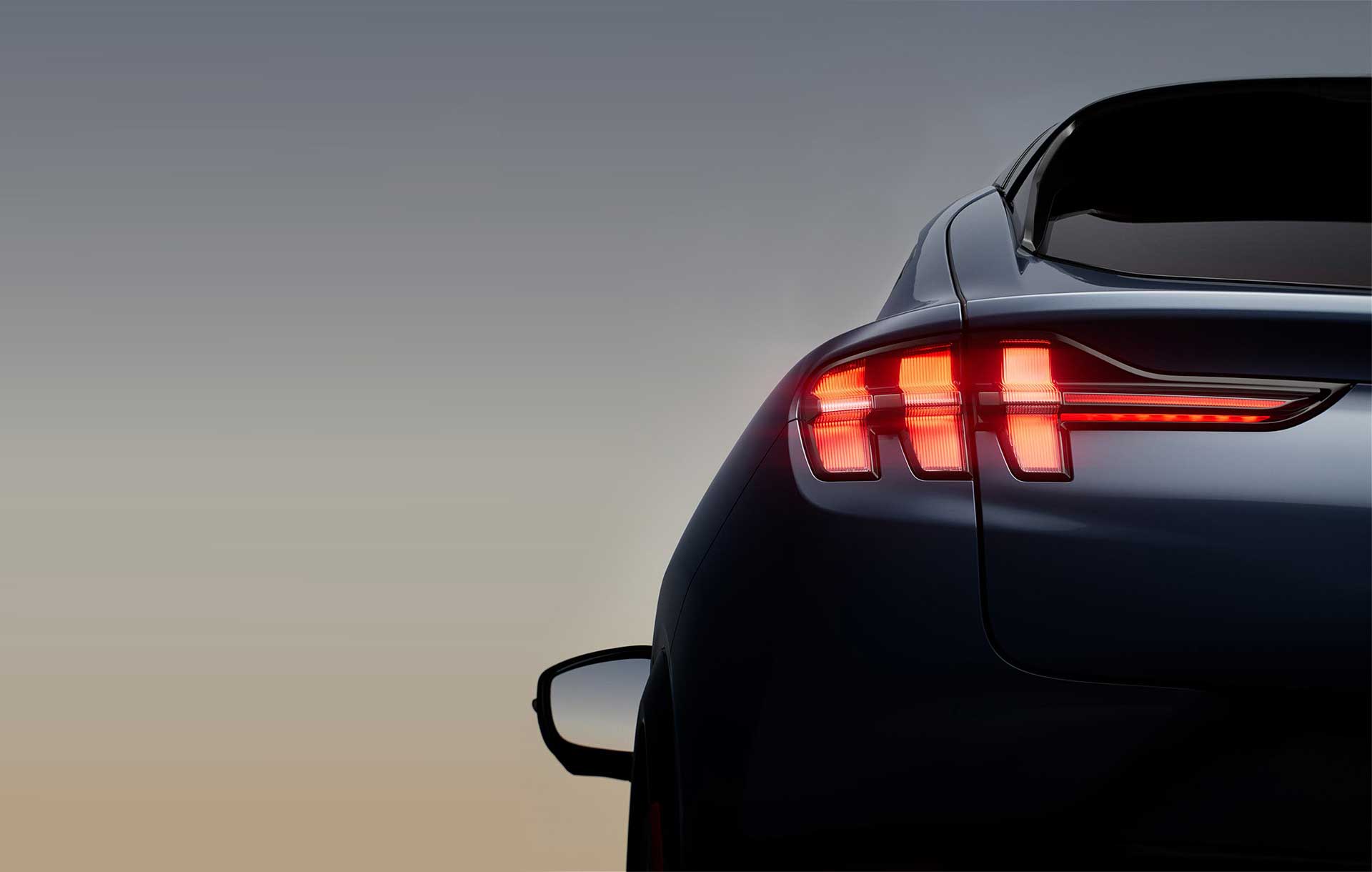 Ford Mustang Mach-E 2026, SUV eléctrica equipada con TriFaros Secuenciales al activar direccionales