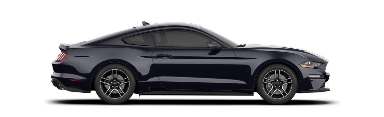 Potente Auto Deportivo Ford Mustang 2022, con diseño Aerodinámico en Color Negro Ocaso