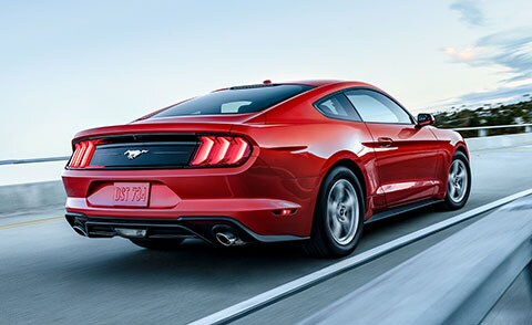 mustang 2023 negro con rojo