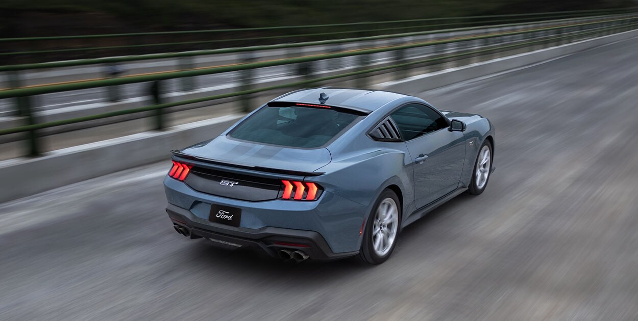 Descubre asombroso diseño de la parte trasera con difusor y calaveras LED de Ford Mustang 2025