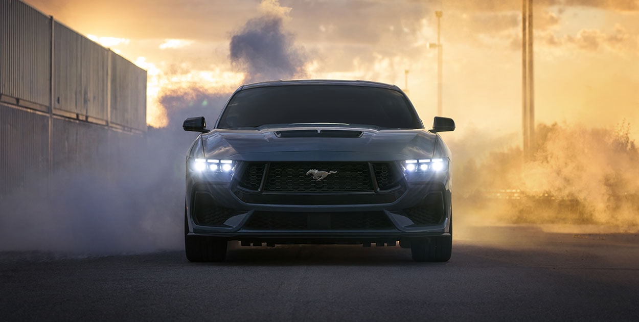 Ford Mustang 2025, icónico deportivo de gran potencia y agresivo diseño de faros led