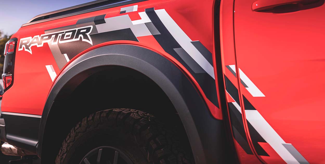 Logo Raptor en caja de Camioneta Pickup Todoterreno Ford Ranger Raptor 2025