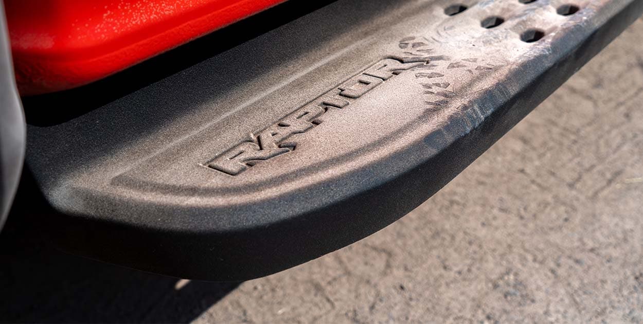 Equipamiento exclusivo y distintivos logos en Pickup 4x4 Deportiva Ford Ranger Raptor 2026