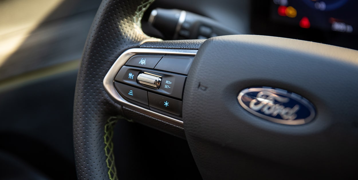 Volante forrado en piel con Controles de Audio y ajuste, equipado en Ford Territory HEV 2026