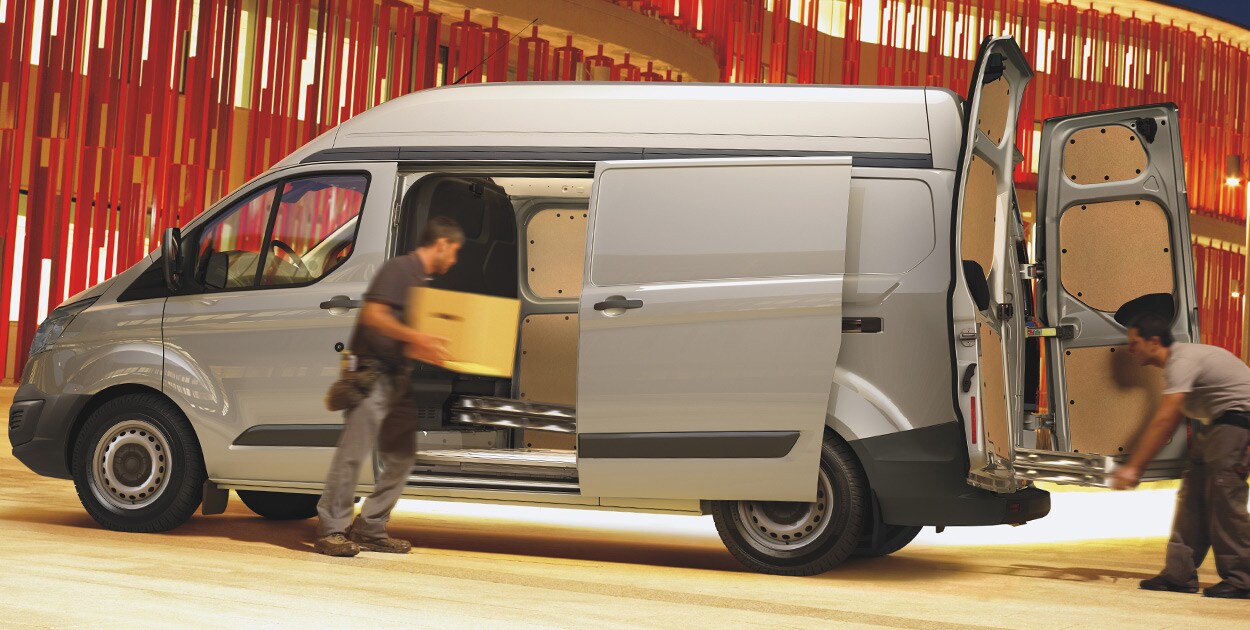 Versatilidad de espacio y capacidad de carga con vehículo comercial Ford Transit 2021