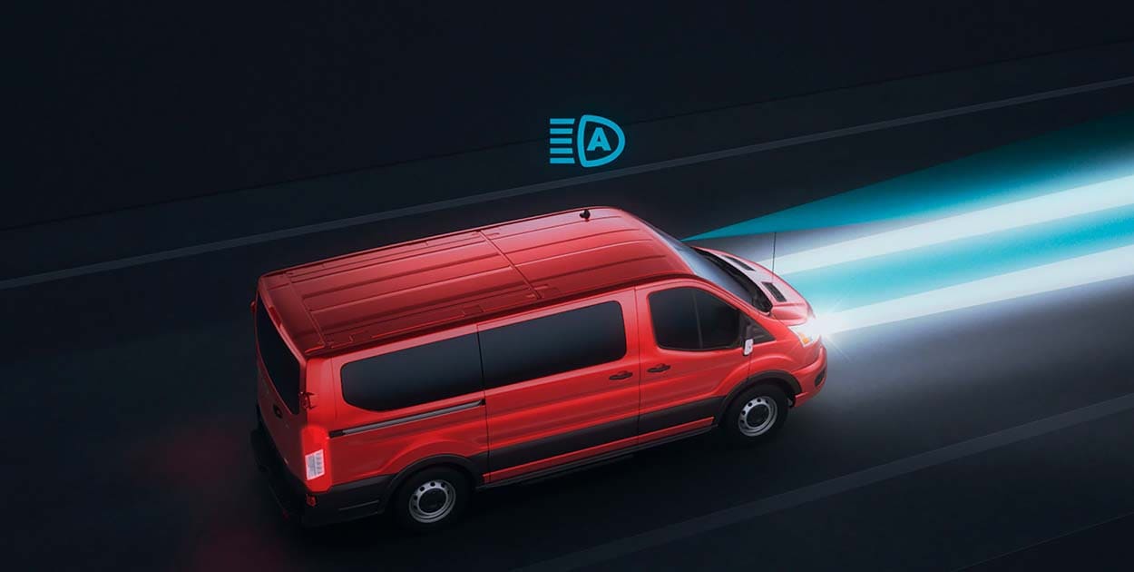 Ford E-Transit 2022, Vehículo Comercial Eléctrico con Activación Automática de Luces Altas