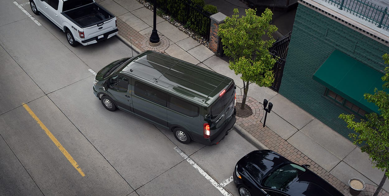 Ford Transit Pasajeros 2021 equipa Cámara de Reversa para ofrecer mayor seguridad a los ocupantes