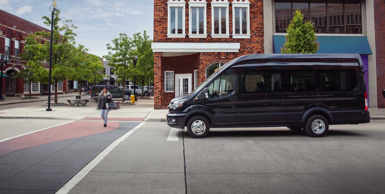 Ford Transit Pasajeros 2022 es la Camioneta Van de Elegante Diseño Exterior