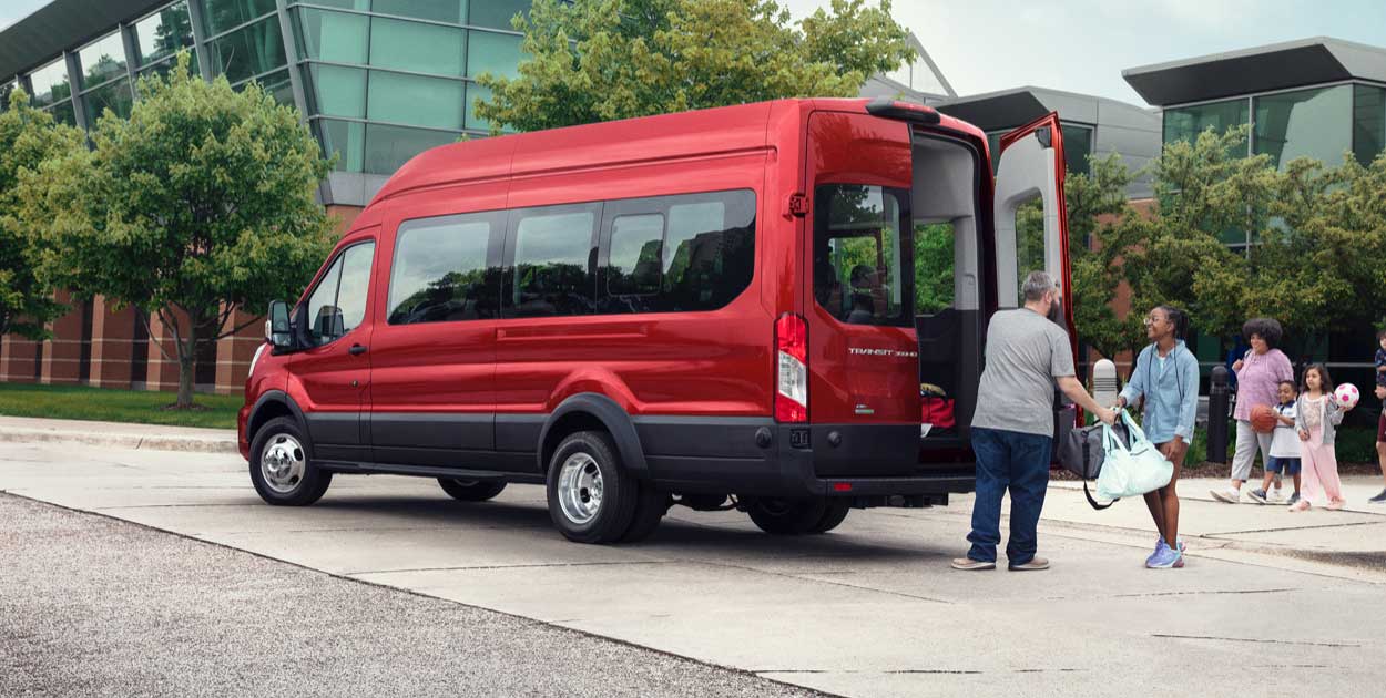 Transporta Clientes y Personal en Ford Transit Pasajeros 2022 que ofrece motor a Diésel y Gasolina