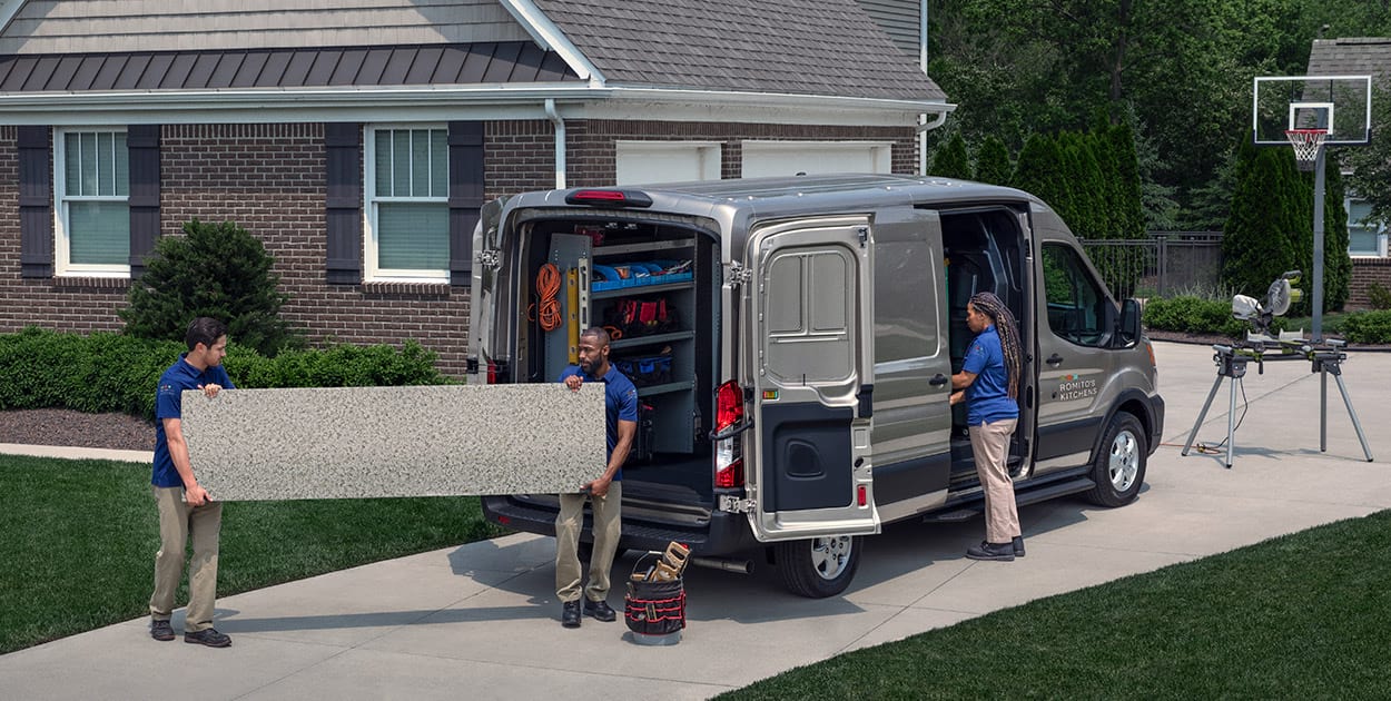 Ford Transit Van 2021 con puertas traseras y corrediza que permite subir mercancía cómodamente