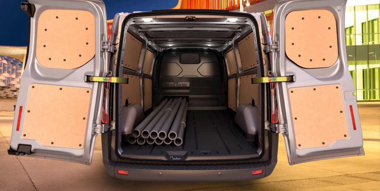 Puerta trasera de Apertura 270 Grados en el Diseño Dinámico de Ford Transit Van 2022