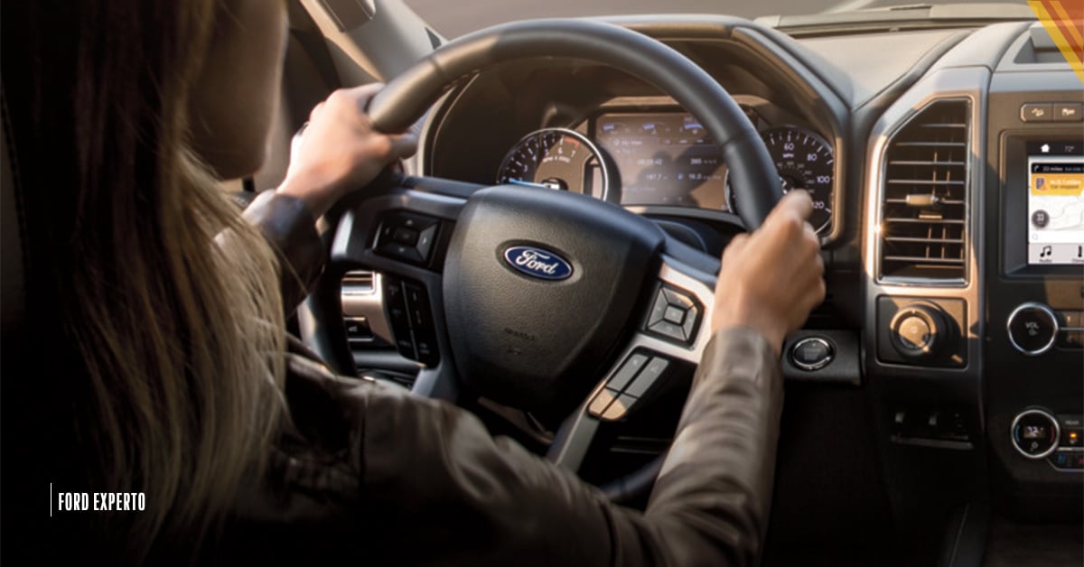 ¿Cómo agarrar Correctamente el Volante al Manejar? | Blog Ford