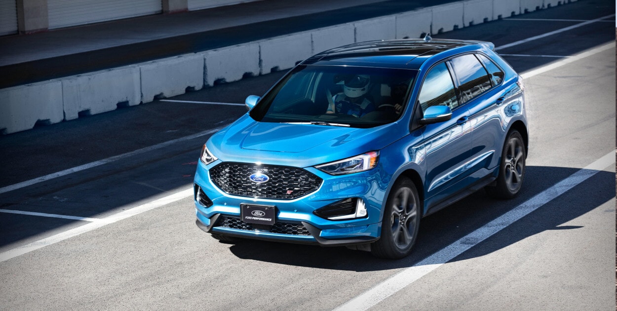 Emblemas en el diseño interior y exterior de la Camioneta Deportiva Ford Edge ST 2022