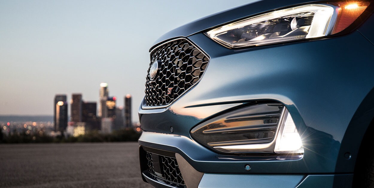 Camioneta Ford Edge ST 2023 con apariencia Deportiva con Parrilla negra emblema Performance