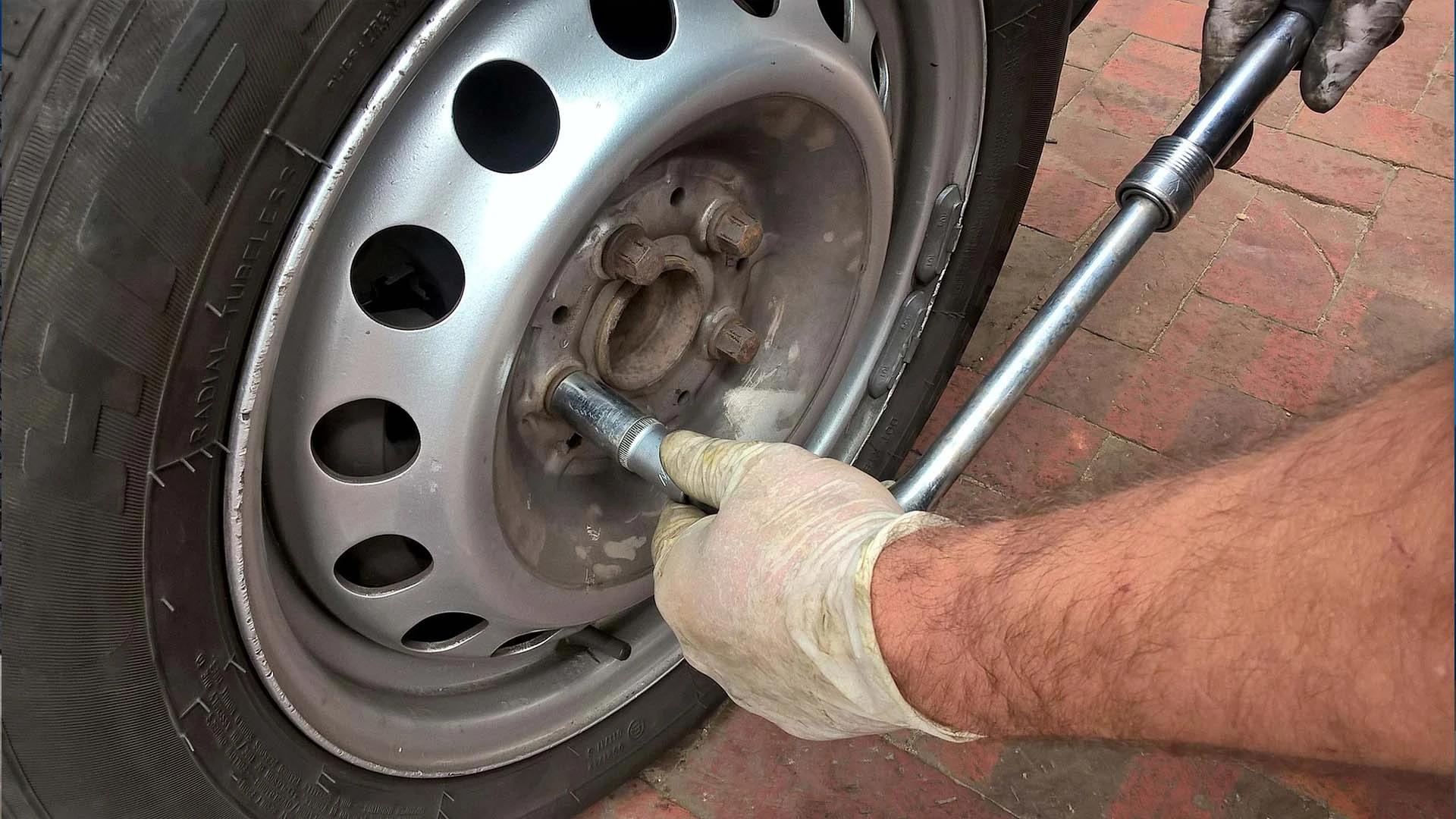 Accesorios de seguridad vial como guantes y linterna para el maletero de tu vehículo Ford