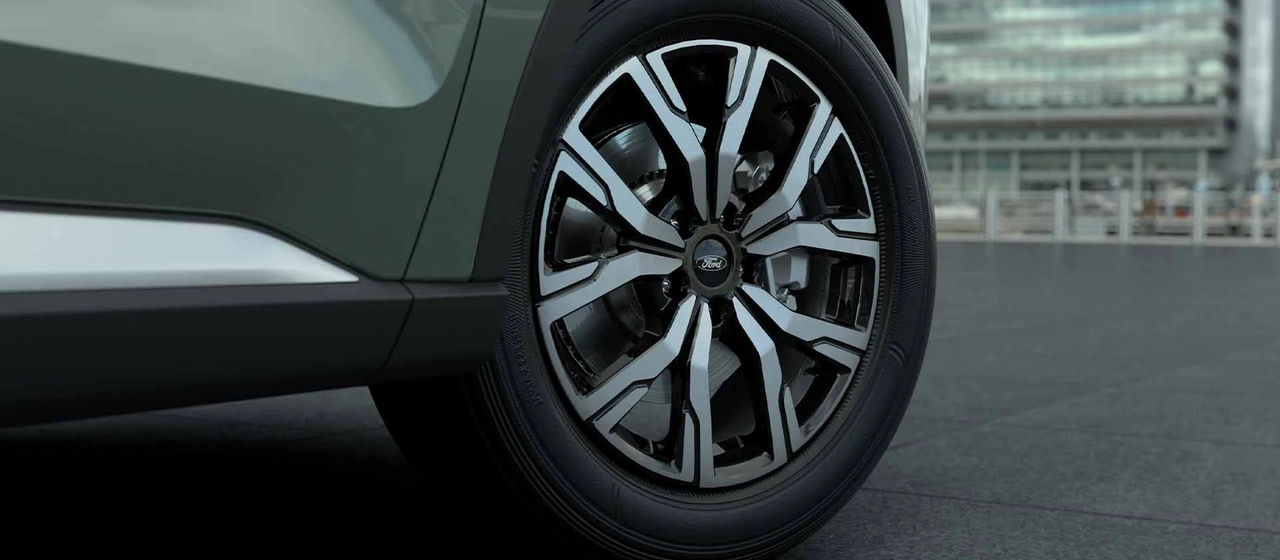 Uso correcto del gato hidráulico para levantar de forma segura un vehículo marca Ford