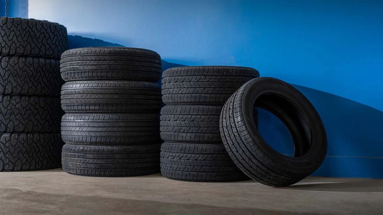 Kit de herramientas esenciales colocadas ordenadamente para cambiar la llanta de un Ford
