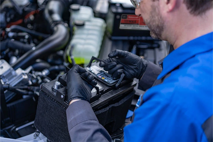 Aplica estos útiles consejos para alargar la duración de la batería de tu auto Ford