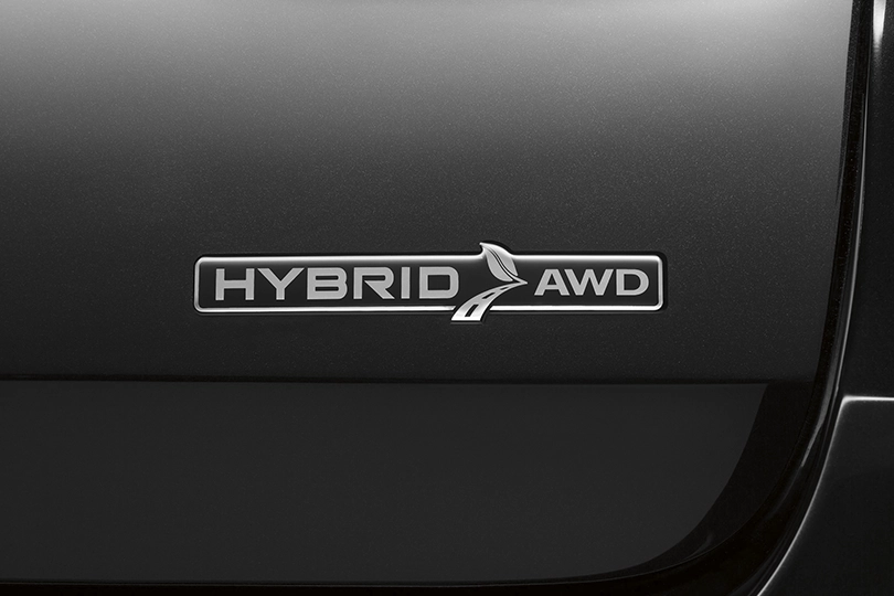 Detalle del emblema híbrido en auto Ford para destacar la movilidad sustentable y ahorro de gasolina
