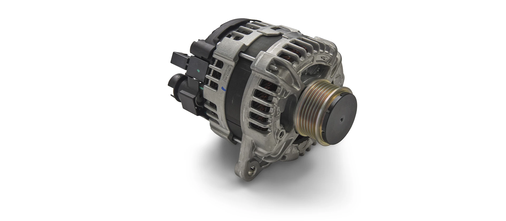 Un técnico especializado revisa el alternador y el sistema eléctrico de un auto Ford