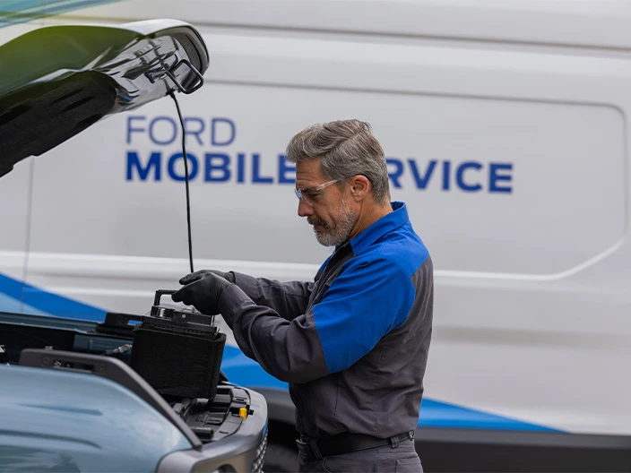 Llama por teléfono para solicitar el servicio de asistencia Ford si se descarga tu Batería