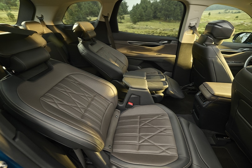 Cómodo interior Asientos con reposapies de la Camioneta SUV Ford Edge Híbrida 2027