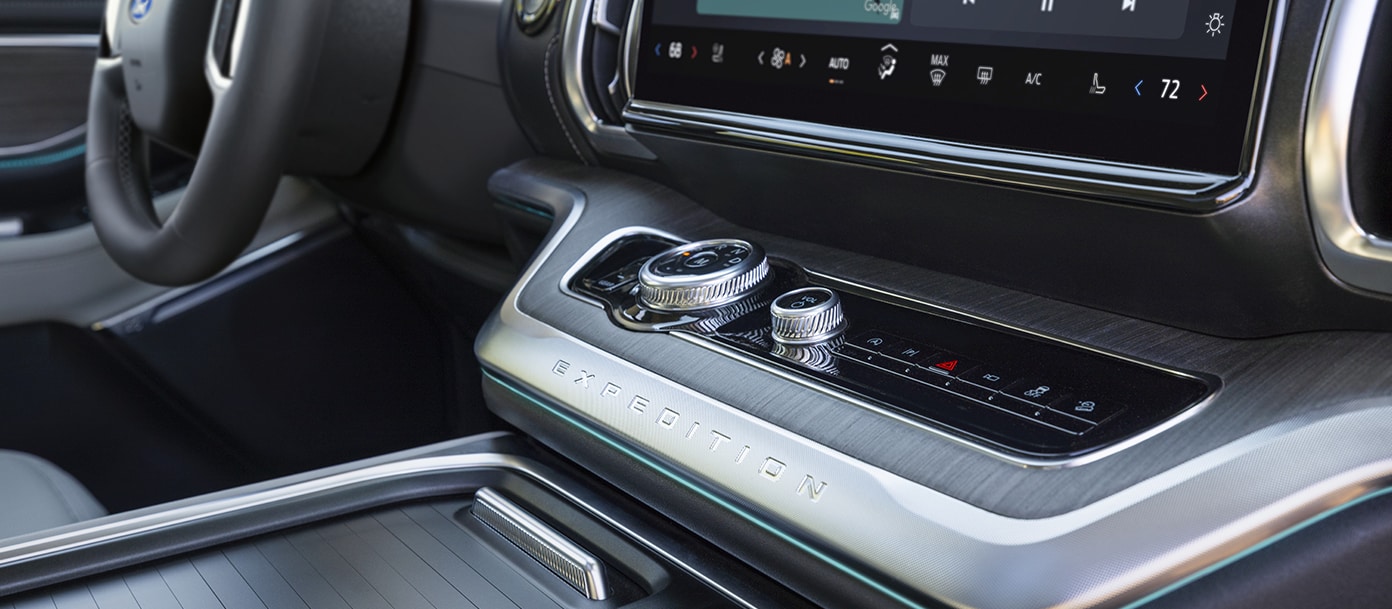 Interior premium de Ford Expedition 2027 con volante forrado en piel