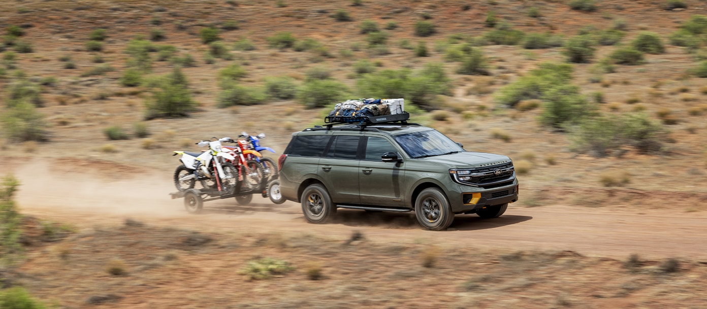 Ford Expedition 2027 con tracción 4x4 y paquete de remolque en aventura familiar