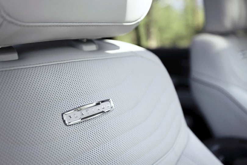 Asientos Multicontour Active Motion de Piel Perforada en Ford Expedition 2027 SUV de Lujo Total